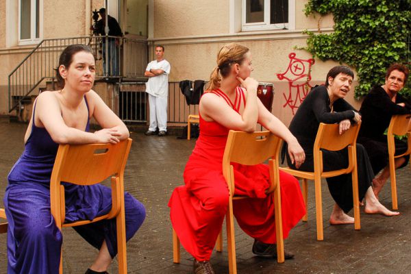 Das Bertha Tanztheater in Duisburg - Der Wahnsinn der Normalität Das Bertha Tanztheater in Duisburg - Der Wahnsinn der Normalität