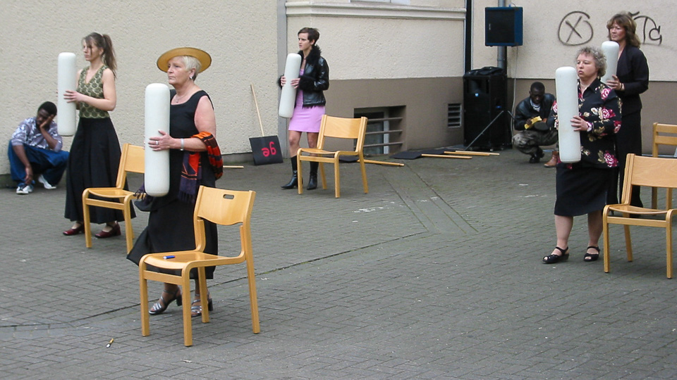 Bertha-Tanztheater Duisburg - Ausgrenzung Verwundung der Menschenseele Bertha-Tanztheater Duisburg - Ausgrenzung Verwundung der Menschenseele
